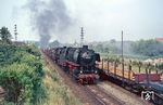 44 238 vom Bw Osnabrück Rbf rollt mit einer unbekannten Schwesterlok Osnabrück entgegen. In die Gegenrichtung kämpft sich ein Güterzug die Steigung zum Wiehengebirge hinauf. (1966) <i>Foto: Robin Fell</i>