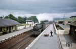 BR 44885 (ex LMS 4885, Baujahr 1945), eine Lok der class 5 „Black Five“, die in den Jahren 1934 bis 1951 in 842 Exemplaren beschafft wurde. Eingesetzt wurden die Lokomotiven im gesamten Netz der LMS, von London bis hin zur Kyle of Lochalsh Line und der Far North Line in Schottland. Die in Dumfries im Süden Schottlands stationierte Lok fährt um die Mittagszeit in den Bahnhof Castle Douglas an der Strecke Dumfries - Stranraer Harbour ein.  (1963) <i>Foto: Robin Fell</i>