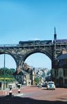 BR 60072 (ex LNER A3 2571) auf dem Viadukt über die North Street kurz hinter dem Bahnhof Durham im Nordosten Englands. Im Hintergrund ist Durham Castle zu sehen, 1986 von der UNESCO zum Weltkulturerbe erklärt. Gegründet nach der normannischen Eroberung im Jahr 1066 wurde die Burg im Laufe von 900 Jahren immer wieder rekonstruiert und erweitert. (20.09.1958) <i>Foto: Robin Fell</i>