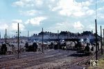 Das Willesden Locomotive Depot wurde 1873 von der London & North Western Railway eröffnet und war ihr wichtigstes Londoner Bw. Es gab einen 12-gleisigen Rechteckschuppen sowie einen Ringlokschuppen auf der Südseite der Strecke, westlich des Bahnhofs Willesden Junction. Im März 1959 verfügte das über Bw über 130 Lokomotiven aller Art, darunter 47 Tenderlokomotiven für den lokalen Personenverkehr. Mit der Verdieselung und Elektrifizierung der Strecken ab Euston verringerten sich die Dampfloks im Laufe der 1960er Jahre erheblich und sank bis April 1965 auf einen Bestand nur noch 65 Personenzugtenderloks. Das Dampf-Bw wurde im August 1965 geschlossen und durch ein modernes Traktionsdepot mit 6 Gleisen und einem großen Betriebshof ersetzt, um die moderne Flotte von Diesel- und Elektrolokomotiven zu warten. (1962) <i>Foto: Robin Fell</i>