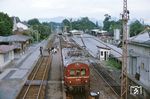 Die Nebenbahn Bad Aibling - Feilnbach war ursprünglich eine mit 550 V Gleichstrom betriebene private Lokalbahn. 1959 ließ die DB die 12 km lange Strecke auf 15 kV, 16 2/3Hz-Wechselstrombetrieb umstellen. Zuerst übernahmen Triebwagen der Baureihe ET 85 und später ET 90 die Bedienung der Strecke, die nach der Einstellung der Strecke Berchtesgaden - Königssee auf die Feilnbacher Bahn kamen. Hier wird ET 90 02 im Bahnhof Bad Aibling bereitgestellt. (06.1966) <i>Foto: Eric Bittner</i>