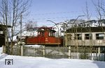 Als Oberammergau noch ein richtiger Bahnhof war, konnte man dort auch Züge abstellen, so wie hier E 69 03. Im Herbst 2005 wurde der Endpunkt der Strecke aus Murnau "saniert" und auf ein Gleis zurückgebaut, die restliche Fläche unter anderem mit einem Busbahnhof überbaut. In diesem Zusammenhang wurde der Bahnhof zu einem Haltepunkt zurückgestuft. (02.1966) <i>Foto: Eric Bittner</i>