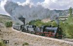 TCDD 44.069, eine preußische G 8, und 56.512 (ex 52 365, Borsig, Baujahr 1943) kämpfen sich bei Egidir durchs Gebirge. (18.10.1987) <i>Foto: Robin Fell</i>