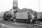 01 120 (Bw Erfurt) am Bekohlungskran im Bw Bebra. Die Reichsbahnloks wurden allerdings im Westen nicht bekohlt, da dies in Devisen hätte bezahlt werden müssen. (24.03.1962) <i>Foto: Wolfgang Jahn</i>