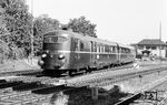 Seit Sommerfahrplan 1959 bestand zwischen der österreichischen und der ungarischen Metropole viermal wöchentlich eine neue Triebwagen-Schnellverbindung, der "Wien-Budapest-Expreß" (TS 124/125). Der Verkehr wurde durch Fahrzeuge der Ungarischen Staatsbahnen (MAV) durchgeführt. Ein Schnelltriebwagen der Bauart "Hargita" der ungarischen MAV fährt hier als Schnelltriebwagen ST 124 durch Wien Maxing, der laut Kursbuch um 13.35 Uhr in Wien Westbf Planankunft hatte. Der vierteilige Dieseltriebzug bestand aus dem Triebwagen Bbmot-324 (2. Klasse), Zwischenwagen Aatx-3901 (1. Klasse + Speiseabteil), Zwischenwagen ABax-3902 (1. und 2. Klasse) und Triebwagen Bbmot-323 (2. Klasse). Die Garnitur wurde 1944 von Ganz & Comp. in Budapest gebaut und entwickelte eine Höchstgeschwindigkeit von 120 km/h. Vor Übernahme in den Bestand der MAV wurde der Triebwagen beschädigt. Die Wiederherstellung und endgültige Übernahme durch die MAV verzögerte sich wegen dringender anderer Aufgaben und wegen der von den MAV verlangten Änderungen bis 1954. (09.1962) <i>Foto: Wolfgang Jahn</i>