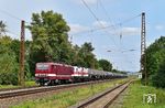 243 936 und 243 822 der Erfurter Bahnservice Gesellschaft befördern einen Bio-Ethanol-Kesselzug von Großkorbetha nach Ingolstadt in Naumburg. Die Quertragwerke wurden bei der Wiederelektrifizierung 1967 errichtet und werden nicht mehr lange stehen. (10.08.2024) <i>Foto: Ralf Opalka</i>