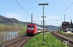 Im Großraum Stuttgart betreibt TRI einen Ersatzverkehr mit Bn-Wagen. Zur Werkstattanbindung nach Köln kommen oft die nicht wendezugfähigen 110er zum Einsatz, wie hier 110 198 mit DLr 61490 (Stuttgart Hbf - Köln Bbf) in Niederheimbach. (06.04.2024) <i>Foto: Marvin Christ</i>