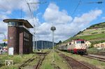 Für ihren jährlichen Betriebsausflug setzte ein Offenbacher Krankenhaus im Jahr 2024 erfreulicher Weise den historischen Wagenpark der Museumseisenbahn Hanau e.V. ein. Damit jeder Mitarbeiter zum Zuge kam, verkehrte zweimal der gleiche Sonderzug zu unterschiedlichen Daten. Die erste Tour bespannte 111 213 von smart-rail, die hier mit ihrer Garnitur auf die Rückfahrt am markanten Rüdesheimer Stellwerk wartet. (12.06.2024) <i>Foto: Marvin Christ</i>