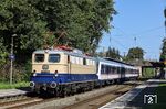 Mit der 3-Wagen-Überführung des DLr 26797 von Bad Bentheim nach Köln Hbf rauscht E 10 1239 durch den Haltepunkt Haan zwischen Wuppertal und Solingen. (28.08.2024) <i>Foto: Joachim Bügel</i>