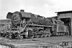 44 0553-6 wurde am 30.01.1943 von Borsig als 44 1553 ÜK an die Reichsbahn ausgeliefert. Erstes Bw war Soest in Westfalen. 1965 erhielt sie im Raw Meiningen eine Ölhauptfeuerung, die sie bis zu ihrer Ausmusterung am 06.03.1981 behielt. Die seit April 1975 in Saalfeld (Saale) beheimatete Lok sonnt sich hier in der Einsatzstelle Göschwitz. (07.1977) <i>Foto: Martin Heller</i>