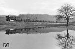 Eine Hochwassersituation an der Saale bei Göschwitz ermöglichte diese schöne Spiegelung des Güterzuges mit der Saalfelder 44 0567. (03.1979) <i>Foto: Martin Heller</i>