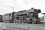 44 0567-6 in ihrem (neuen) Heimat-Bw Saalfeld (Saale). Nach ihrer Abnahme am 22.02.1943 wurde 44 1569 ÜK dem Bw Soest zugeteilt. Nach 1945 blieb sie bei der Reichsbahn der DDR und erhielt am 23.03.1965 ihre Ölhauptfeuerung. In Saalfeld (Saale) war sie vom 06.05.1977 bis 22.09.1981 stationiert. Am 09.07.1982 wurde sie wieder auf Kohlefeuerung zurückgebaut und ab 1989 als Dampfspender eingesetzt. Im November 2008 erfolgte ihre Zerlegung in Frankfurt (Oder). (05.1977) <i>Foto: Martin Heller</i>