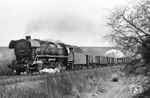 44 0600 (ex 44 1600 ÜK) rollt mit einem Güterzug an der Autobahnbrücke bei Göschwitz vorbei. (03.1980) <i>Foto: Martin Heller</i>