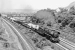 44 0601 (ex 44 1601 ÜK) erreicht mit einem Güterzug nach Saalfeld (Saale) den Bahnhof Göschwitz. Die Gleise ganz rechts gehören zur Bahnstrecke Gera–Weimar, die im Abschnitt von Göschwitz bis kurz vor Jena Paradies parallel zur Saalebahn verläuft. (06.1979) <i>Foto: Martin Heller</i>