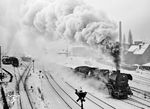 Im typischen Saalfelder Wintersmog sorgt 44 0601 in der Ausfahrt zur Saalebahn hin für einen weiteren "rauchigen Nebel" [= Smog, gebildet aus den englischen Wörtern smoke (‚Rauch‘) und fog (‚Nebel‘)] (20.12.1981) <i>Foto: Martin Heller</i>