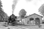 Im Februar 1981 erhielt 52 3548 nochmals eine L7-Hauptuntersuchung im Raw Meiningen. Vom Bw Zittau aus bespannte sie an einem herrlichen Sommerabend den Ng 65277, aufgenommen beim Wasserhalt in Oberoderwitz. (31.07.1981) <i>Foto: Thomas Fischer</i>