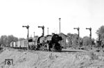 52 3548 (Bw Zittau) rangiert im Bahnhof Oberoderwitz. Der Bahnhof liegt an der Bahnstrecke Oberoderwitz–Wilthen und der heute hier unterbrochenen Bahnstrecke Zittau–Löbau. Er entstand 1848 mit der Bahnstrecke Zittau–Löbau, mit der Fertigstellung der Bahnstrecke Oberoderwitz–Wilthen bekam er die charakteristische Form eines Inselbahnhofes. Mit der Stilllegung eines Teils der Strecke zwischen Oberoderwitz und Löbau, der Einstellung des Güterverkehrs auf der Relation Bischofswerda–Zittau und des Wegfalls der Kreuzungsmöglichkeit wurde der Bahnhof zum Haltepunkt herabgestuft.  (31.07.1981) <i>Foto: Thomas Fischer</i>