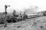 52 5137 war eine der letzten originalen 52er und stand 1981 völlig überraschend immer noch im Planeinsatz, wie hier mit P 17870 von Zittau nach Löbau in Oberoderwitz. (30.07.1981) <i>Foto: Thomas Fischer</i>