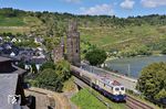 In regelmäßigen Abständen lädt der "Rheingold"-Zug mit Wagen aus verschiedenen Epochen zu einer kulinarischen Reise entlang des Rheins ein. Am 25. August 2024 war es wieder soweit. E 10 1239 führte den Zug, der hier durch das malerische Oberwesel fährt. (25.08.2024) <i>Foto: Zeno Pillmann</i>