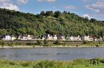 E 10 1239 mit dem "Rheingold" bei Linz am Rhein. Während der Fahrt wurde den Fahrgästen am festlich eingedeckten Tisch ein Sechs-Gänge-Menü vom Chefkoch des Luxusliners "Queen Mary 2" serviert. (25.08.2024) <i>Foto: Zeno Pillmann</i>