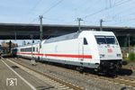 Seit September 2021 ist 101 013 mit einer "Jubiläumslackierung" unterwegs, die an das 50-jährige Bestehen des InterCity-Verkehrs in Deutschland erinnern soll. Im Bahnhof Hamburg-Harburg zeigt sie sich vor dem IC 2375 nach Frankfurt/M Hbf. (27.08.2024) <i>Foto: Benno Wiesmüller</i>