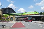 242.503 verlässt mit FLX 1343 nach Köln den Bahnhof Hamburg-Dammtor. Während es bei den Fotos früherer Jahre hier zu Begegnungen mit der Straßenbahn auf dem Dammtordamm kam, hat heute der 'umweltfreundlichere' Dieselbus übernommen. (24.07.2024) <i>Foto: Benno Wiesmüller</i>