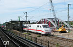 Das Brückenbauwerk „Venloer Brücken" befindet sich in Hamburg Veddel neben der S-Bahn-Station Veddel am ehemaligen Zollhafen Hamburg und besteht aus vier eingleisigen Eisenbahnüberführungen, die über die Müggenburger Durchfahrt geführt werden. Ab 2020 begann die Erneuerung der altersbedingt abgängigen Brücken. Anfang 2022 wurde die erste neue Brücke (für 2 Gleise) auf der Westseite mit dem Gleis von Hamburg nach Harburg eingesetzt. 402 025 passiert die Baustelle im Sommer 2020. (08.2020) <i>Foto: Benno Wiesmüller</i>