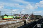 Ein Flixtrain nach Hamburg Hbf passiert die Venloer Brücken in Veddel. Ende 2022 wurden die beiden westlichen alten Brücken zurückgebaut, im Juli 2024 die erste neue Brücke nach Osten verschoben und die zweite neue Brücke auf der Westseite eingesetzt. Nun ruht der Weiterbau erst einmal bis voraussichtlich Oktober 2026. Kurioserweise sind die Brücken Eigentum der Deutschen Bahn, aber nach einem Vertrag von 1904 ist Hamburg für die Finanzierung der Instandhaltung und Wartung verantwortlich.  (24.08.2024) <i>Foto: Benno Wiesmüller</i>