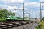 Ein Flixtrain auf dem Weg nach Köln an der Süderelbbrücke zwischen Hamburg-Wilhelmsburg und -Harburg. Die zwischen 1976 und 1993 eingebaute Brücke, die die 100 Jahre alte Vorgängerkonstruktion ersetzte, ist wegen Strukturfehlern an mehreren Stellen korrodiert und nicht mehr tragfähig. Die Brücke wird daher voraussichtlich ab 2028 durch einen weiteren Neubau ersetzt. (02.07.2022) <i>Foto: Benno Wiesmüller</i>