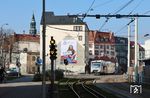 In der Zwickauer Innenstadt teilen sich Straßen- und Vollbahn die Trasse auf einem Dreischienengleis. Am Endpunkt der Vollbahn „Zwickau Zentrum“ fädelt die Regelspur auf ein Stumpfgleis aus. 650 073 ist als RB 2 nach Adorf in Zwickau Zentrum unterwegs. (06.03.2024) <i>Foto: Marvin Christ</i>