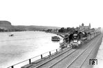 01 197 (Bw Deutzerfeld) hat mit D 269 soeben Remagen hinter sich gelassen und strebt in Richtung Bonn. Im dunstigen Rheintal ist schwach die Silhouette der Remagener Brücke (Ludendorff-Brücke) zu erkennen, die zu Kriegsende traurige Berühmtheit erlangte. (1937) <i>Foto: RVM-Filmstelle Berlin (Bellingrodt)</i>