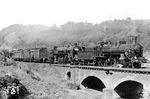 38 233 (Bw Chemnitz Hbf) und eine unbekannte 19.0 überqueren die Vereinigte Weißeritz im Plauenschen Grund bei Freital Ost.  (1931) <i>Foto: Heinz Finzel</i>