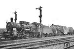 57 1673 (Bw Hoyerswerda) und 58 1174 (Bw Dresden-Friedrichstadt) vor einem Güterzug im Bahnhof Elsterwerda. Beide Loks fanden sich nach dem Krieg im Ausland wieder: 57 1673 schied am 04.10.1952 bei der SNCF als 050-B-650 aus dem Dienst aus, 58 1174 blieb nach 1945 als Ty1-71 bei der PKP und wurde dort am 12.08.1967 ausgemustert. (18.08.1939) <i>Foto: Georg Otte</i>