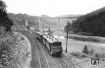 ETA 179 106 (mit modernisierten Batteriekästen) als Schlussläufer am Pt 2757 (Eichenberg - Kassel) bei Laubach (Werra) nahe Hannoversch Münden. Im Hintergrund kreuzt die Bundesautobahn A 7 die Bahnstrecke und die Werra. (1959) <i>Foto: Carl Bellingrodt</i>