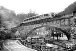 Der "Gläserne Zug" VT 137 240 (Bw Koblenz Moselbf) auf Ausflugsfahrt im Hönnetal am Uhu-Tunnel zwischen Menden (Kr Iserlohn) und Klusenstein. (13.10.1936) <i>Foto: DLA Darmstadt (Bellingrodt)</i>