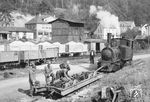 Lok 16'' der Nassauischen Kleinbahn (ex Lok 2 der Klb Selters–Hachenburg, Henschel, Baujahr 1900) rangiert einen Rollwagen im Kleinbahnhof Zollhaus. Zum Ende der Kleinbahn beschränkte sich ab 1957 der Güterverkehr auf die Abfuhr vom Kalksteinbruch Hibernia bei Hohlenfels zum Bundesbahnhof Zollhaus, der ab dem 1. Juni 1962 ebenfalls der Vergangenheit angehörte. (08.1957) <i>Foto: Kurt Eckert</i>