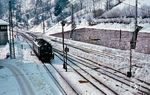 E 44 506 setzt im Bahnhof Bechtesgaden um, der neben einem Einheits-Ausfahrsignal auch noch eine bayerische Ausführung zu bieten hat. (1956) <i>Foto: Carl Bellingrodt</i>