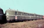 Der ehemalige Lazarettzug des Medical Department der US Army SVT 04 102 steht in Frankfurt/M Ost zum Verkauf bereit. Er war als SVT 137 152 der Bauart Hamburg im Juli 1935 in Dienst gestellt worden. 1958 wurde er an die Reichsbahn der DDR abgegeben, die ihn wieder unter seiner Ursprungsnummer einordnete. 1970 erhielt er noch die EDV-Nummer 183 001. Das in Berlin-Karlshorst stationierte Fahrzeug wurde am 06.11.1974 ausgemustert. (1956) <i>Foto: Carl Bellingrodt</i>