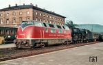 Mit vereinten Kräften befördern V 200 005 (Bw Frankfurt-Griesheim) und 01 132 (Bw Würzburg) den D 291 nach Köln in Gemünden am Main. (01.11.1955) <i>Foto: Carl Bellingrodt</i>