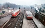 Der Fernschnellzug "Montan-Express" ging zwei Jahre nach der Gründung der Montanunion, einer Vorläuferorganisation der Europäischen Union, zum Sommerfahrplan 1953 in Betrieb. Deutschland und Luxemburg waren Gründungsmitglieder. Eine solche Verbindung von Luxemburg und dem Rhein-Main-Gebiet als westdeutschem Wirtschaftszentrum schien nur folgerichtig. Gefahren wurde die Verbindung zunächst mit zwei Triebwagen der Baureihe VT 04 der Deutschen Bundesbahn. Sie führten ausschließlich die (alte) 2. Klasse. VT 04 501 fährt als Ft 231 "Montan-Express" (Frankfurt/Main — Luxemburg) in Trier Hbf ein.  (24.04.1954) <i>Foto: Carl Bellingrodt</i>