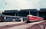 SVT 06 501 hat als Ft 28 aus Dortmund den Münchener Hbf erreicht. Dahinter wartet der F 55 "Blauer Enzian" nach Hamburg-Altona auf die Abfahrt. (10.1955) <i>Foto: Carl Bellingrodt</i>