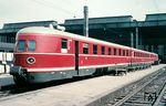 SVT 06 501 ist als Ft 28 "Rheinblitz" aus Dortmund Hbf in München Hbf angekommen. Der 1938 als SVT 137 275 (Bauart "Köln") in Betrieb genommene Schnelltriebwagen stand während des Krieges dem Rüstungsminister Speer zur Verfügung. Noch im Frühjahr 1948 stand er mit schweren Schäden nach einem Auffahrunfall im Triebwagenschuppen an der Monumentenbrücke in Berlin. Bemerkenswert dabei ist, dass er außer in der VT-Bestandsliste der DR Ost und auch im Umnummerungsplan des RZA München von 1947 zur DR-Ost gehörend geführt wurde. Trotzdem ließen die Amerikaner im Sommer 1948 beim Abzug ihrer Triebwagen aus Berlin diesen SVT mit dem Salon-SVT “USA 222“ in die US-Zone zum RAW Nürnberg schleppen. Dort wurde er auf hydraulischen Antrieb umgebaut und in SVT 06 501 umgezeichnet. 1951 übernahm ihn die Deutsche Bundesbahn und setzte ihn vom Bw Dortmund Bbf aus ein. Im April 1958 erwarb die Deutsche Reichsbahn das Fahrzeug von der DB und stationierte ihn beim Bw Berlin-Karlshorst wieder unter der alten Betriebsnummer 137 275. Im August 1969 wurde er nach einem Brand ausgemustert. (10.1955) <i>Foto: Carl Bellingrodt</i>