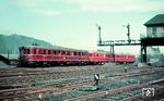 VT 25 504 (Bw Wuppertal-Steinbeck) passiert mit zwei Beiwagen das Reiterstellwerk "Ub" mit angebauter Auslegersignalbrücke in der westlichen Bahnhofsausfahrt von Wuppertal-Unterbarmen. (05.1957) <i>Foto: Carl Bellingrodt</i>