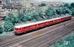 Der frisch hauptuntersuchte VT 25 506 (ex VT 137 214, Baujahr 1935) fährt mit zwei Steuerwagen VS 145 als Et 324 nach Köln durch das frühlingshafte Wuppertal-Unterbarmen.  (13.05.1956) <i>Foto: Carl Bellingrodt</i>