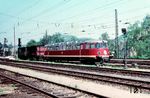 Nachdem die beiden „Gläsernen Züge“ ET 91 seit 1935 erfolgreich im Einsatz waren, ließ die Deutsche Reichsbahn 1936 beim selben Hersteller, der Waggonfabrik Fuchs in Heidelberg, zum Einsatz auf nicht elektrifizierten Strecken den Dieseltriebwagen VT 137 240 bauen. 1939 wurden zwei weitere Triebwagen gebaut (VT 137 462 und 463). Der VT 137 462 wurde 1944 bei einem Bombenangriff zerstört. Die beiden verbliebenen Aussichtstriebwagen wurden von der Deutschen Bundesbahn übernommen und als VT 90 500 und 501 geführt. VT 90 500 wurde vor allem im Raum Hunsrück und Mosel sowie im Köln/Aachener Umfeld eingesetzt und war in Köln-Nippes beheimatet. Hier steht er im Bahnhof Bonn-Mehlem. (1958) <i>Foto: Carl Bellingrodt</i>