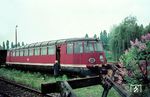 Das Ende des in Stuttgart beheimateten VT 90 501 erfolgte am 22.03.1962. Anschließend wurde das Fahrzeug zum Aw Opladen überführt, wo Carl Bellingrodt mit den Wuppertaler VDEF-Eisenbahnfreunden das Fahrzeug nochmals besichtigte.  (05.1962) <i>Foto: Carl Bellingrodt</i>