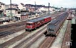 VT 63 905 (ex VT 137 142 der Waggonfabrik Gottfried Linder AG, Ammendorf bei Halle, Baujahr 1935) fährt mit einem VS 145 in Würzburg Hbf ein. 1960 wurde er an die Montafonerbahn Bludenz - Schruns nach Österreich verkauft und dort zum Elektrotriebwagen ET 10-103 umgebaut. (16.05.1955) <i>Foto: Carl Bellingrodt</i>