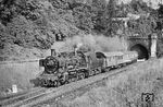 038 637 (38 3637) fährt mit dem E 586 (Stuttgart - Freiburg) aus dem Au-Tunnel kommend in den Bahnhof Rottweil ein. (12.08.1969) <i>Foto: Wolfgang Bügel</i>