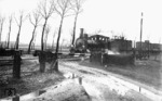 "1062 Cöln", eine preußische G 3 (spätere 53 7041), mit einem Güterzug am einstigen Bahnübergang "Fasanenstraße", in der nördlichen Ausfahrt des Bahnhofs Krefeld- (damalige Schreibweise "Crefeld") Linn. (1900) <i>Foto: DLA Darmstadt (Bellingrodt)</i>