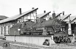 Vor den Rottweil-typischen Fachwerkhallen im hinteren Teil des Bw wird die Tübinger 038 382 (38 2383) auf der Schiebebühne verfahren. (12.08.1969) <i>Foto: Wolfgang Bügel</i>